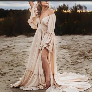 Maternity Deep V-neck Buttons Long Sleeve Ruffled Photoshoot Dress